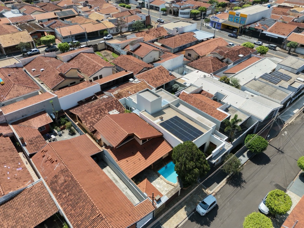 Residência em Bauru com 12 placas solares no telhado