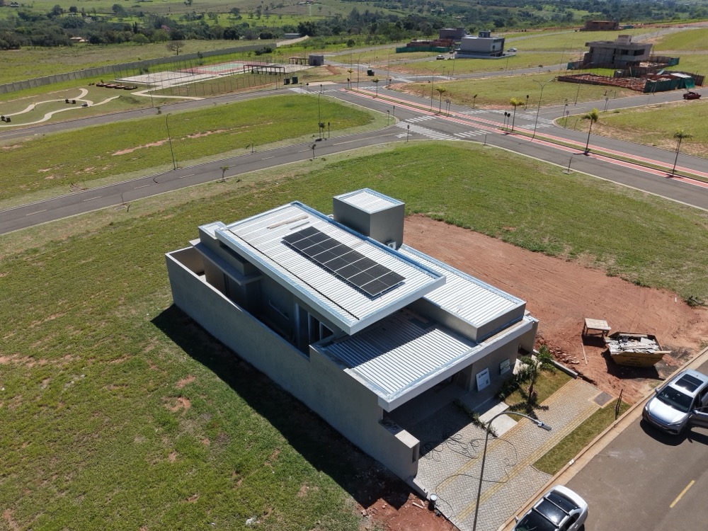 Residência em Piratininga com 8 placas solares no telhado