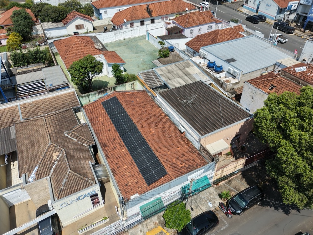 Restaurante em Bauru com 14 placas solares no telhado